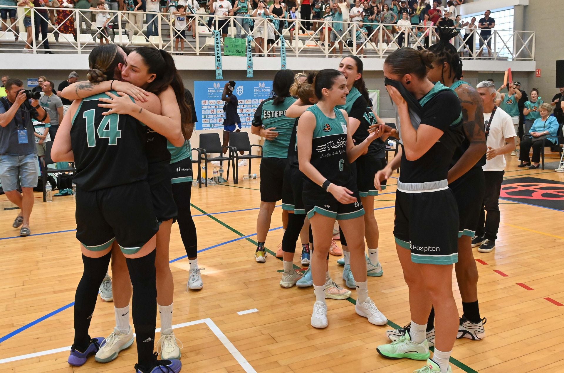 Las mejores imágenes de la victoria del CAB Estepona y su ascenso a la élite del baloncesto femenino español