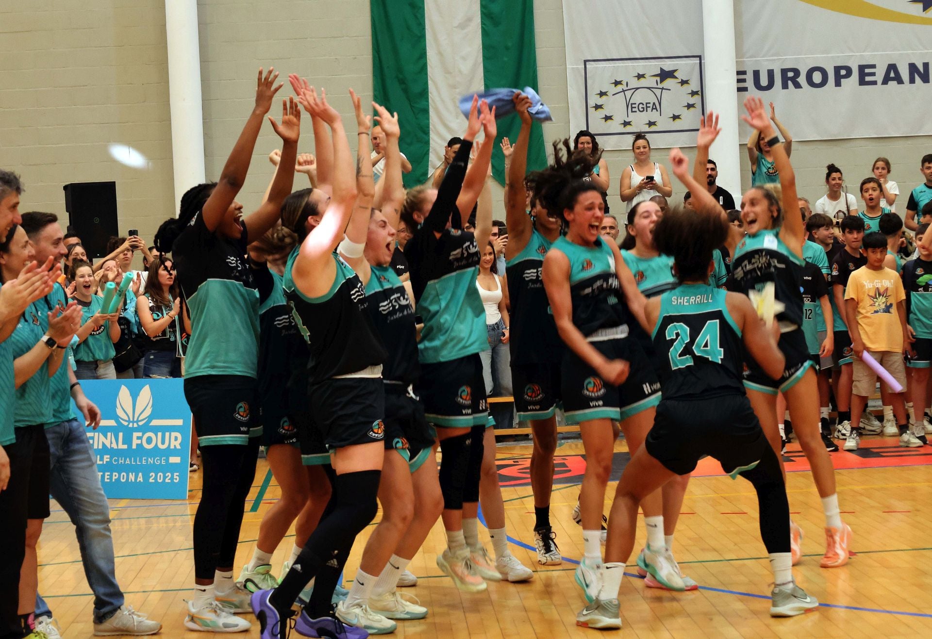 Las mejores imágenes de la victoria del CAB Estepona y su ascenso a la élite del baloncesto femenino español