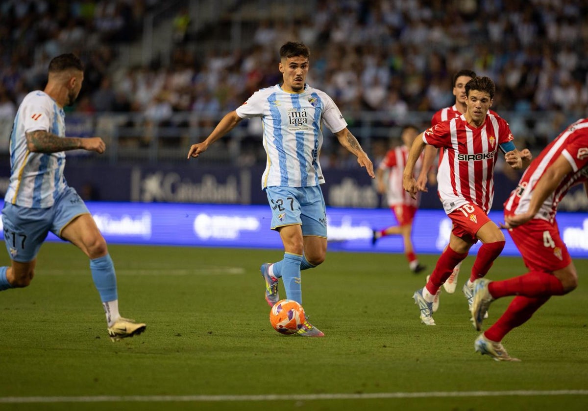 Chupete avanza metros en carrera y ve la llegada de Dioni a su derecha, en el partido frente al Sporting del sábado.
