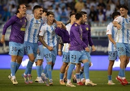 Los jugadores del Málaga celebran el triunfo ante el Sporting en La Rosaleda.