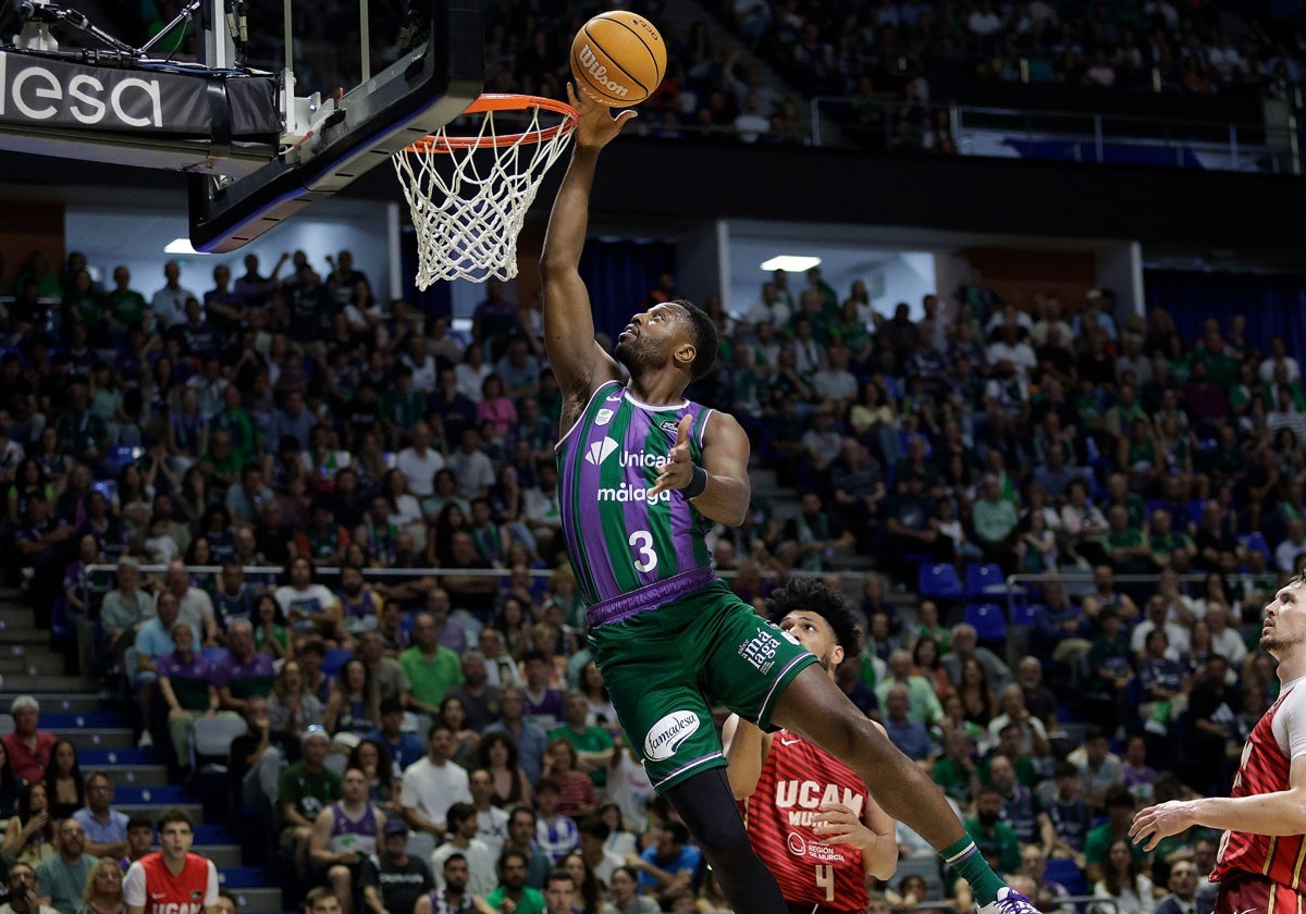 Melvin Ejim trata de anotar ante el Murcia.