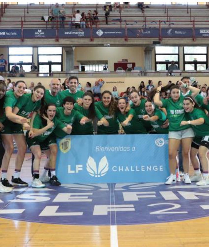 Imagen secundaria 2 - El Universidad de Málaga, el Asisa Alhaurín de la Torre que consiguió el ascenso, y el Unicaja, en su último ascenso a la Liga Challenge.