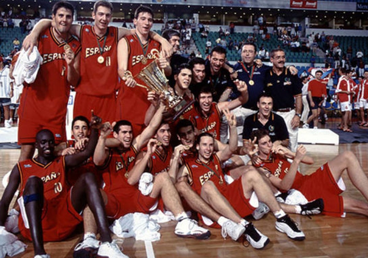 Imagen principal - Francis Tomé formó parte de las selección júnior que ganó el oro mundial en Lisboa. En la segunda image, durante su etapa en el Asisa Alhurín de la Torre y, abajo, ahora con el Estepona.