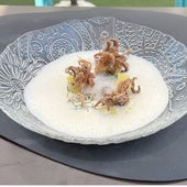 Versión del gazpachuelo que sirven en Hacienda Alakran, con lubina y calamar.