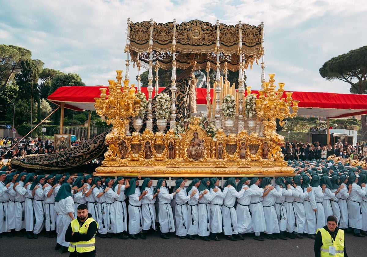 El trono de la Virgen de la Esperanza, a su paso por la tribuna de autoridades.