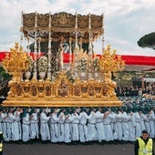El trono de la Virgen de la Esperanza, a su paso por la tribuna de autoridades.