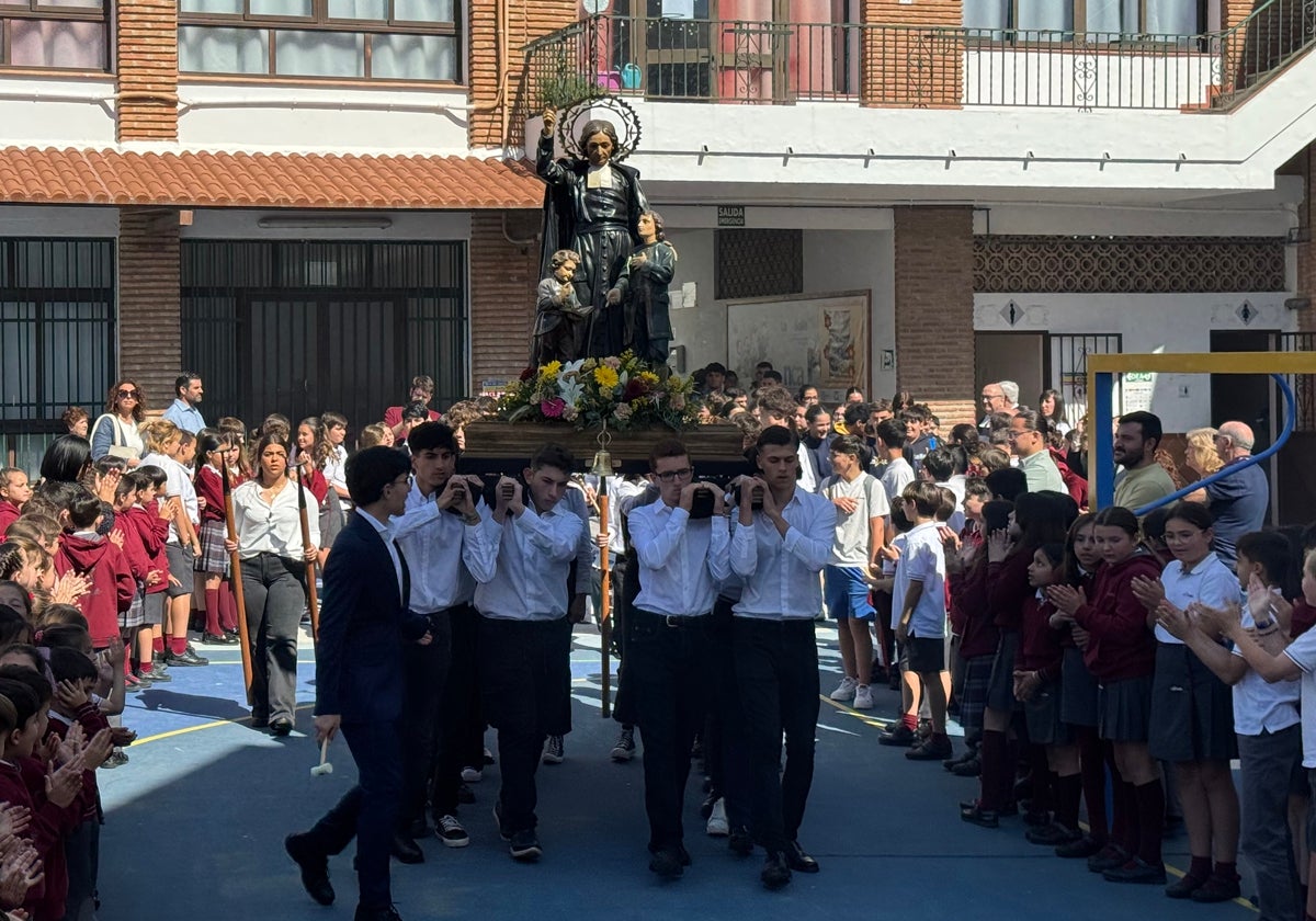 La imagen del fundador al regresar al colegio.