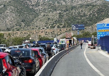 Al menos doce heridos al colisionar un autobús y un camión en la AP-7 en Torremolinos