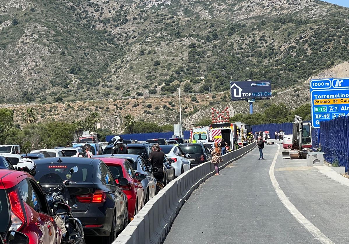 Al menos doce heridos al colisionar un autobús y un camión en la AP-7 en Torremolinos