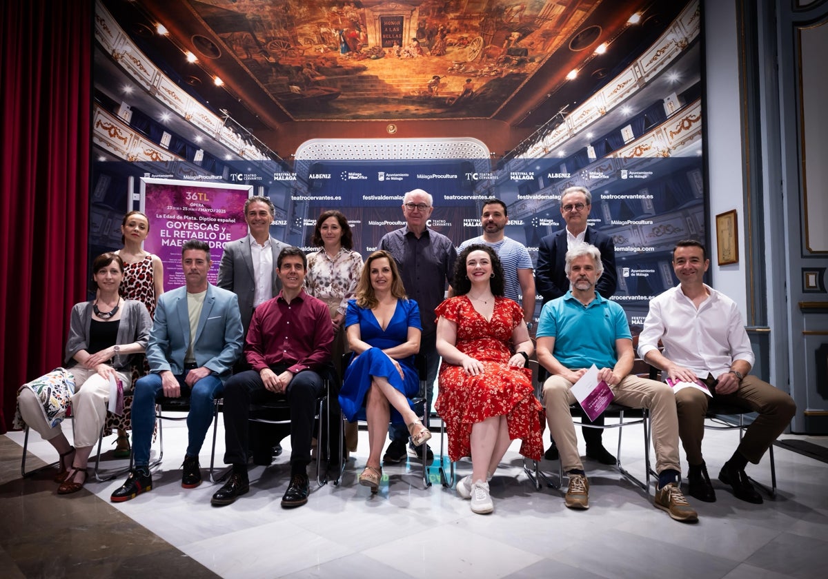 Equipo artístico de 'La Edad de Plata', con representantes del teatro y Fundación Unicaja.