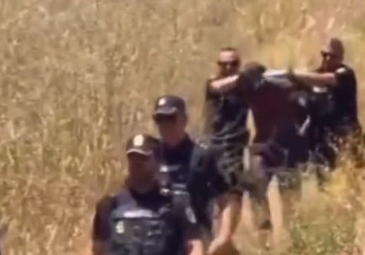Varios agentes de la Policía Local tras detener al sospechoso.
