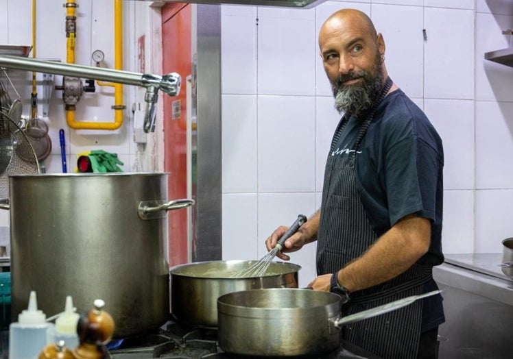 Benito Gómez, en la cocina de Bardal.