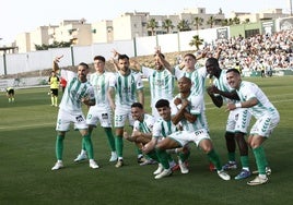 Los jugadores del Antequera celebran el pase a los 'play-off' el sábado tras golear al Betis B.