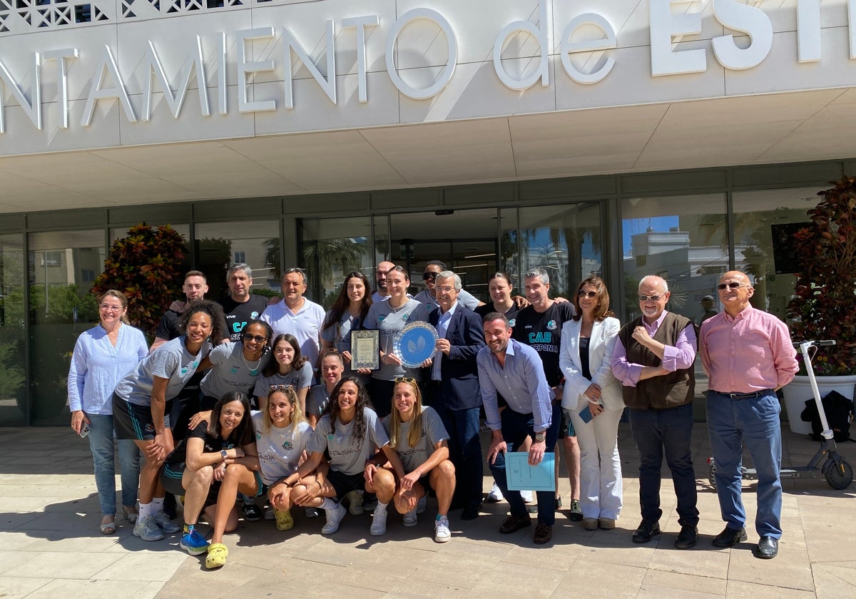 El CAB Estepona a las puertas del Ayuntamiento junto al alcalde.