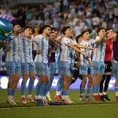 Los jugadores del Málaga, en uno de los momentos de la celebración del triunfo ante el Sporting.