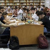 Una imagen de archivo de alumnos de la UMA estudiando en la biblioteca.