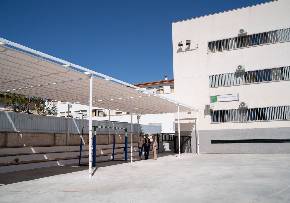 Culmina la instalación de zonas de sombra en nueve colegios de Benalmádena