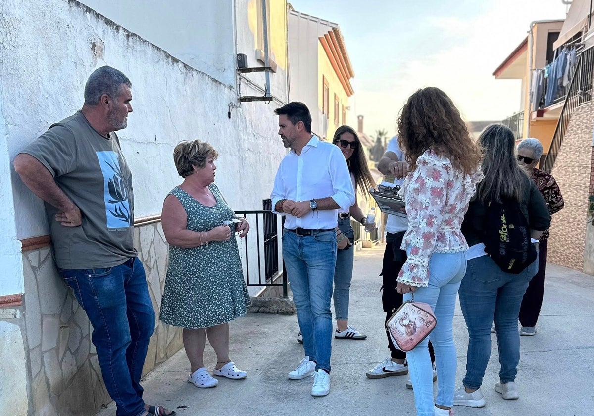 Andalucía por Sí recoge más de dos mil firmas en contra de la nueva tasa de basuras en Vélez-Málaga