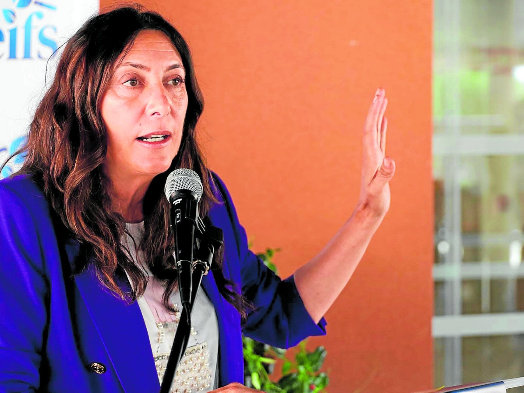 La consejera de Inclusión Social de la Junta, Loles López, ayer en una visita a una residencia de Tomares.