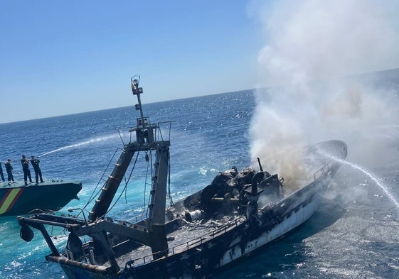 Un pesquero de Fuengirola se incendia en el Faro de Calaburras y tienen que rescatar a la tripulación