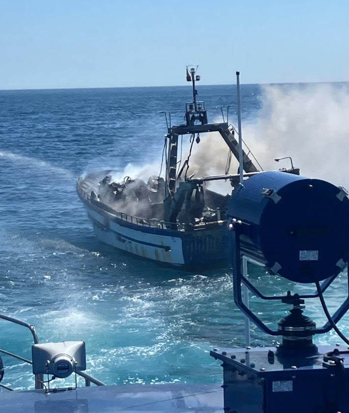 Imagen secundaria 2 - Un pesquero de Fuengirola se incendia en el Faro de Calaburras y tienen que rescatar a la tripulación