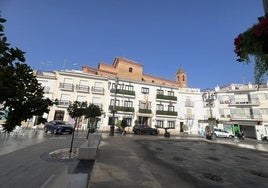 Fachada principal del Ayuntamiento de Torrox en la céntrica plaza de la Constitución.