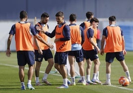 Varios jugadores del Málaga, en un entrenamiento.