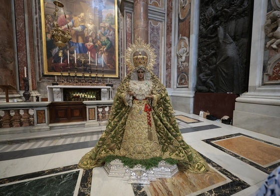 La Virgen de la Esperanza, durante los cultos en San Pedro del Vaticano.