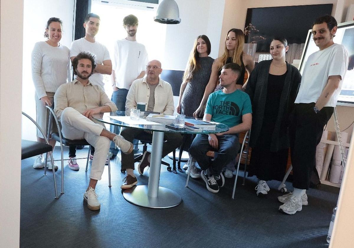 Equipo de Lago Interioriza en el estudio ubicado en la capital.