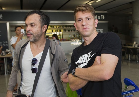 Rolón, con su agente, en el aeropuerto de Málaga.