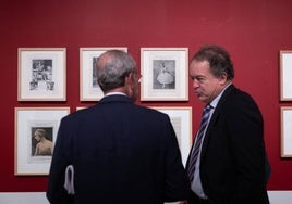 El alcalde Paco de la Torre (de espaldas) habla con Luis Lafuente en la presentación de la exposición de Anna Pavlova.