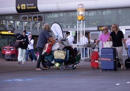 Uno de los sin techo más veterano del aeropuerto se dispone a acceder a la terminal de Llegadas.