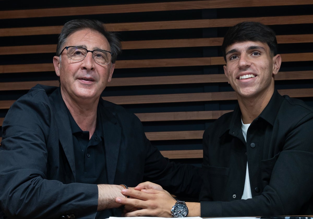 Loren Juarros e Izan Merino, tras la firma del acuerdo de ampliación.