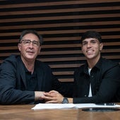 Loren Juarros e Izan Merino, tras la firma del acuerdo de ampliación.