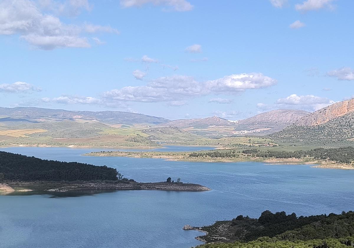 Imagen principal - Vista del pantano del Guadalteba, con el telón de fondo de Teba y el castillo de la Estrella. Los embalses del Guadalhorce y del Guadalteba están en torno al 50% de su capacidad. Hay señales justo en la zona de estacionamiento más próxima.