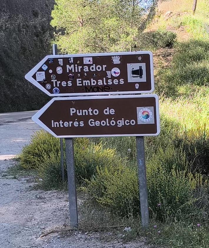 Imagen secundaria 2 - Vista del pantano del Guadalteba, con el telón de fondo de Teba y el castillo de la Estrella. Los embalses del Guadalhorce y del Guadalteba están en torno al 50% de su capacidad. Hay señales justo en la zona de estacionamiento más próxima.