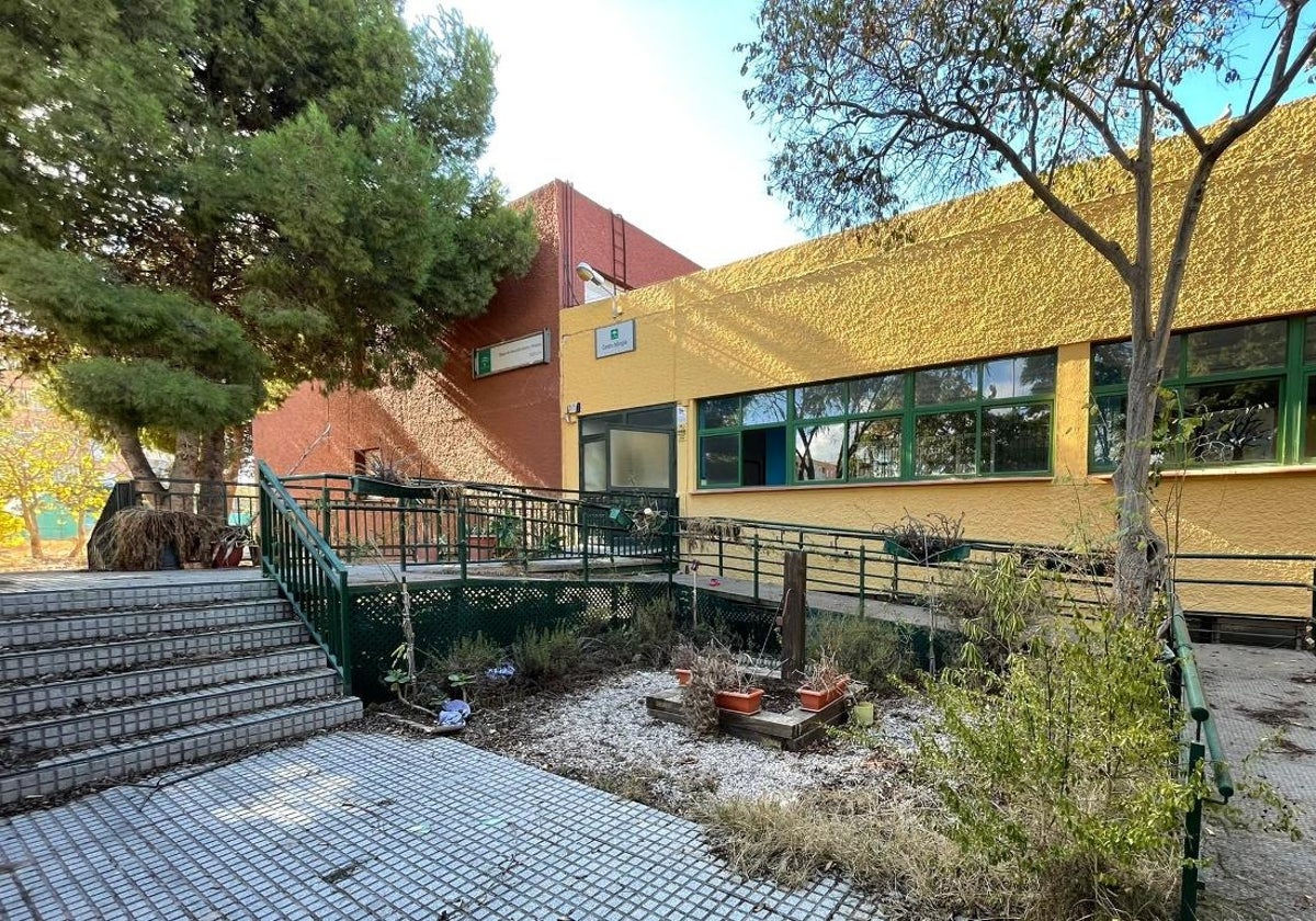 Una imagen del CEIP Intelhorce, abandonado desde 2019.