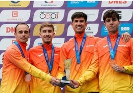 Pérez (el tercero por la izquierda), junto al resto del equipo.