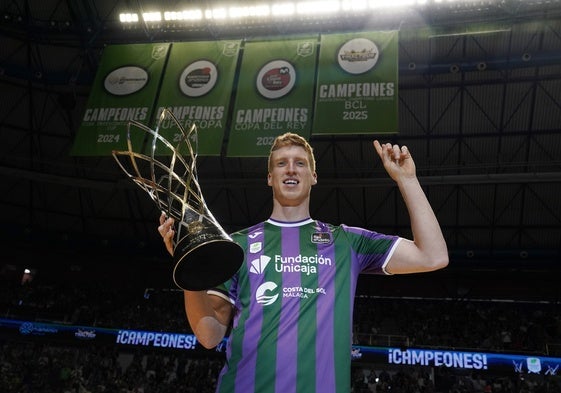 Alberto Díaz, con el trofeo de la Champions el pasado domingo en el Carpena.