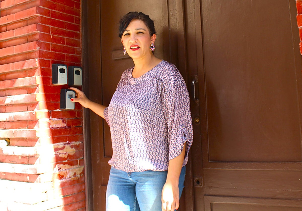 Toni Morillas, delante de viviendas turísticas de la capital.