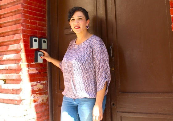 Toni Morillas, delante de viviendas turísticas de la capital.