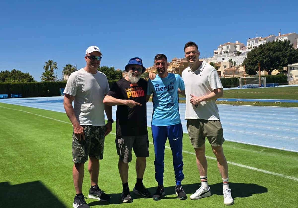 Warholm (derecha), junto al empresario y atleta local Francisco Urbano, así como su entrenador y un miembro de su 'staff', en el estadio Enrique López Cuenca.