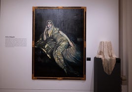 El mantón con el que bailaba Anita Delgado, junto al retrato que le pintó Beltrán Masés.