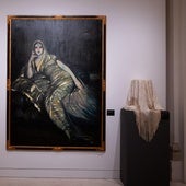 El mantón con el que bailaba Anita Delgado, junto al retrato que le pintó Beltrán Masés.