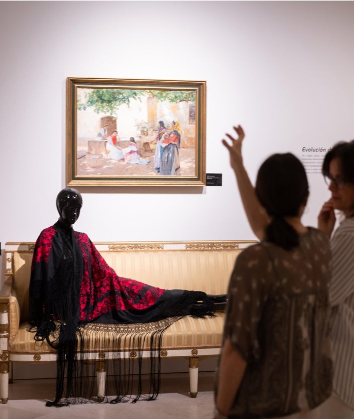 Imagen secundaria 2 - El mantón de Anita Delgado y otras prendas de seda históricas, en el Museo de Málaga