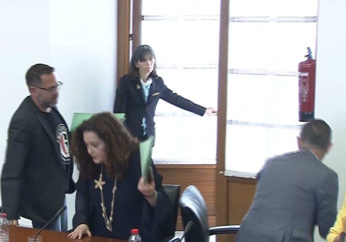 La ausencia de Moreno en el próximo pleno solivianta a la oposición