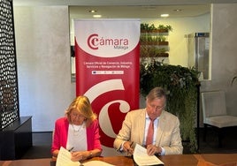 La alcaldesa, Ángeles Muñoz, y el presidente de la Cámara de Comercio de Málaga, José Carlos Escribano.