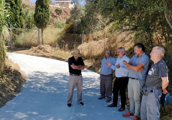 El concejal de Agricultura, Jesús María Claros, con vecinos en la zona de La Fortaleza.