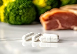 ¿Carne a la brasa + ibuprofeno? Mejor, no: los farmacéuticos avisan de alimentos que no se llevan bien con ciertos medicamentos