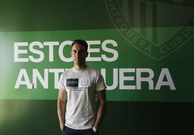 Javier Medina, en el túnel de vestuarios de El Maulí, que incluye diversos mensajes motivadores para el cuadro local.